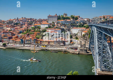 Il Portogallo, Regione Norte, Porto, vista da Vila Nova de Gaia attraverso il fiume Douro verso Dom Luís I Bridge e Porto di Ribeira waterfront Foto Stock