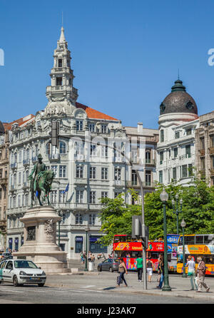 Il Portogallo, Regione Norte, Porto, vista di Avenida dos Aliagos dalla Praca da Liberdade, con la statua equestre del re Pietro IV (Dom Pedro IV), contro t Foto Stock