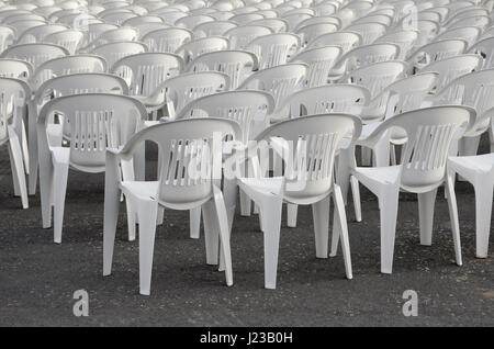 Righe vuote di sedie bianche in attesa per il pubblico Foto Stock