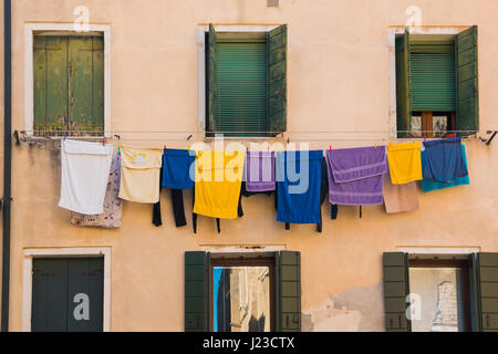 Servizio lavanderia appendere fuori di una tipica facciata veneziana, Italia Foto Stock