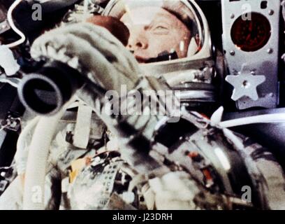 La NASA astronauta John Glenn utilizza il binocolo per guardare la terra attraverso la finestra della Mercury-Atlas 6 veicolo spaziale durante l amicizia 7 Missione Febbraio 20, 1962 in orbita intorno alla terra. (Foto dalla NASA tramite Planetpix) Foto Stock