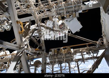 La NASA Expedition 50 primo equipaggio astronauta American Peggy Whitson lavora sulla stazione spaziale internazionale nel corso di una spacewalk Gennaio 6, 2017 in orbita intorno alla terra. (Foto dalla NASA tramite Planetpix) Foto Stock