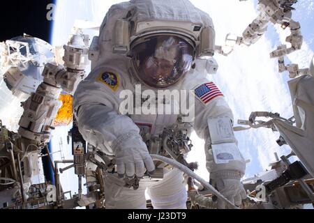 La NASA Expedition 50 primo equipaggio astronauta American Peggy Whitson lavora sulla stazione spaziale internazionale nel corso di una spacewalk Gennaio 6, 2017 in orbita intorno alla terra. (Foto dalla NASA tramite Planetpix) Foto Stock