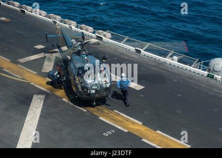 Marinai pakistani in un Aérospatiale Alouette III Seagull elicottero preparare a prendere il via dal ponte di volo dell'USN Wasp-classe assalto anfibio nave USS Makin Island Gennaio 22, 2017 nel Golfo di Aden. (Foto di Clark Lane /US Navy via Planetpix) Foto Stock