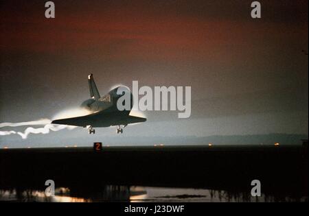 La NASA Space Shuttle Columbia si prepara a terra presso il Kennedy Space Center Shuttle Landing Facility pista 33 dopo aver completato la STS-80 missione nello spazio Dicembre 7, 1996 in Merritt Island, Florida. (Foto di via Planetpix) Foto Stock