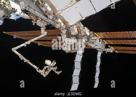 La NASA Expedition 50 astronauti acquisire una vista del robot Dexter attaccata alla fine della Stazione Spaziale Internazionale Canadarm2 braccio robotico Gennaio 8, 2017 in orbita intorno alla terra. (Foto dalla NASA tramite Planetpix) Foto Stock