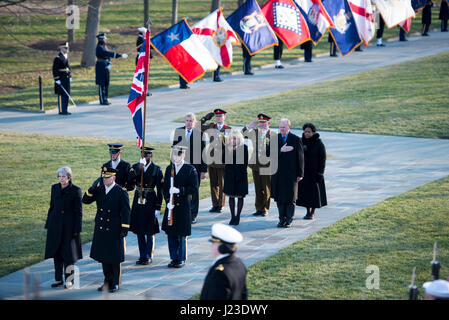 Stati Uniti Esercito Comandante Generale Bradley Becker accompagnatrici Primo Ministro del Regno Unito Theresa Maggio durante una piena onori corona cerimonia al Cimitero Nazionale di Arlington, Gennaio 27, 2017 in Arlington, Virginia. (Foto di Rachel Larue /US Army via Planetpix) Foto Stock