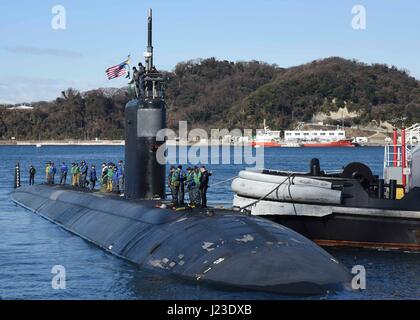 U.S. marinai stand sulla superficie dell'USN Los Angeles-class attack submarine USS Topeka come mori presso le attività della flotta Yokosuka Dicembre 22, 2016 nella Baia di Tokyo, Giappone. (Foto di Brian G. Reynolds/US Navy via Planetpix) Foto Stock