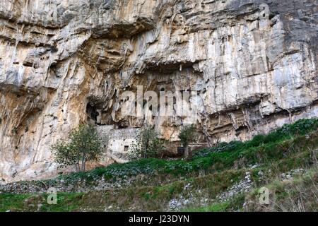 Antica fattoria di edifici costruiti in scogliere calcaree sulla Passeggiata degli dèi Costiera Amalfitana Campania Italia Foto Stock