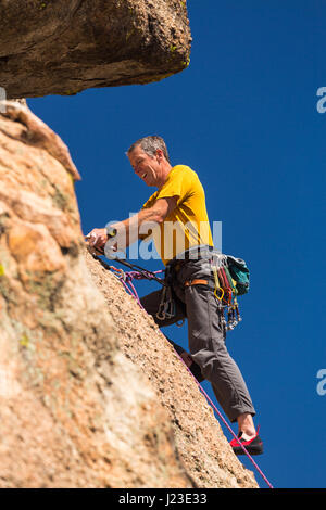 Rocciatore - maschio senior di arrampicata su roccia, Colorado, STATI UNITI D'AMERICA Foto Stock