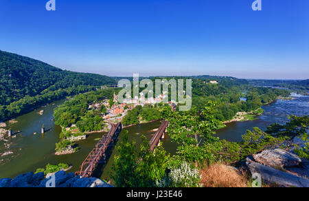Storica guerra civile città di harpers Ferry vista aerea, dalla confluenza del Potomac e fiumi di Shenandoah, West Virginia, USA Foto Stock