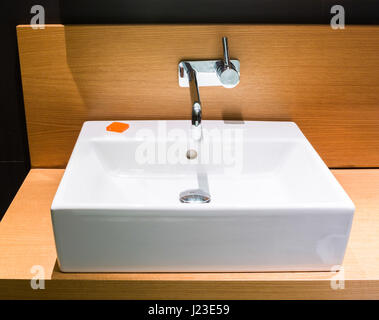 Bagno moderno lavello - Dettagli di piazza moderna lavello in ceramica lavabo Foto Stock