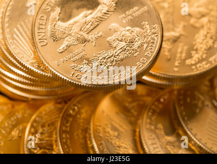 Pile di oro americano eagle uno oncia troy golden monete dal Tesoro USA mint Foto Stock