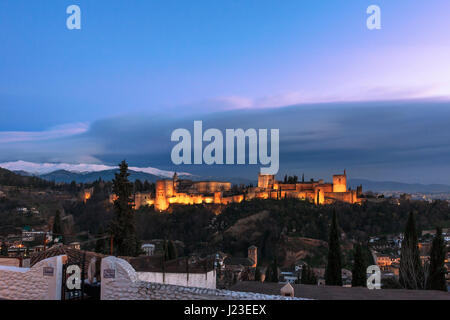 Visualizzazione classica dell'Alhambra dal Mirador de San Nicolás, El Albaicín, Granada, a tarda sera Foto Stock