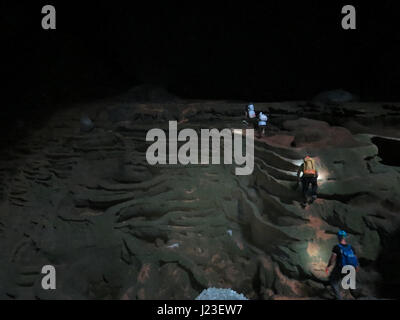 Figlio DOONG, VIETNAM: eye-opening immagini che mostrano i turisti di avventurarsi e campeggio all'interno del più grande del mondo di grotta sono emerse. La awesome immagini mostra le persone pitching tende da campeggio la notte all'interno della due-e-un-mezzo miglio lungo Hang Son Doong, Vietnam centrale e guardando come matchstick caratteri come essi immettere la grotta ha bocca - al cui interno è 800-piedi di altezza. Altre immagini mostrano un fiume che scorre nella caverna e turisti trekking lungo il torrente. Le splendide foto sono state scattate da pensionato ingegnere civile Douglas Knuth (65) da Woodstock, Illinois, Stati Uniti al figlio Doong, Vietna Foto Stock