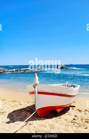 Primo piano di una vecchia barca da pesca bloccati sulla Platja de les Barques spiaggia di Calella de Palafrugell, Costa Brava Catalogna Foto Stock