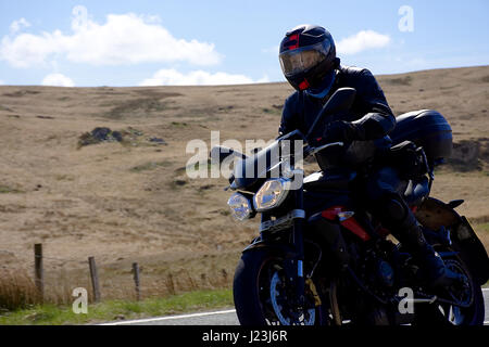 Biker sulla strada di campagna in Snowdonia,il Galles del Nord,Regno Unito.Primavera avventura stradale Foto Stock