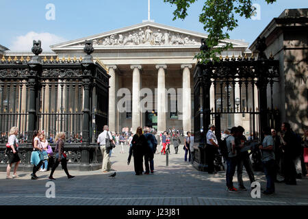 I turisti in e intorno al cortile del British Museum di Londra Foto Stock