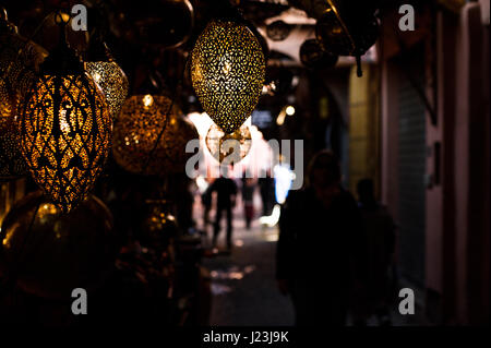 Africa Marocco Marrakech, Medina. Tradizionali lampade fatte nel souk di Marrakech. Il tradizionale mercato berbero è uno dei più importanti a Foto Stock