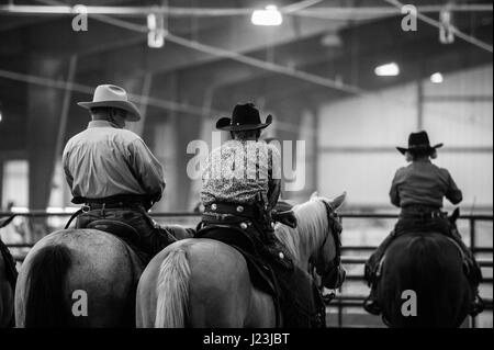 Salado, Texas, Stati Uniti d'America. Cowboy riprese montate caso Texas. I piloti prima della concorrenza. Foto Stock