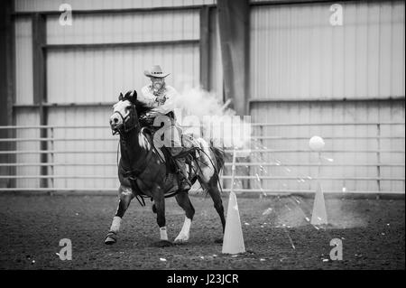 Salado, Texas, Stati Uniti d'America. Cowboy riprese montate caso Texas. Gli uomini rider durante il concorso. Foto Stock