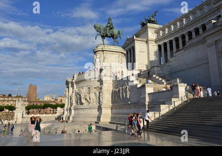 I turisti di visitare il famoso il Vittoriano (Altare della Patria) monumento, con il primo re d Italia statua equestre Foto Stock