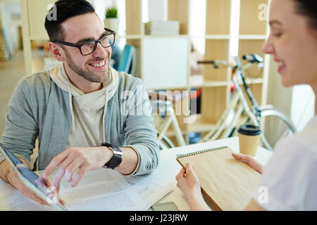 Ritratto di due business sorridente persone per discutere il lavoro durante la riunione in creative moderno spazio in ufficio Foto Stock