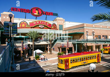 TAMPA, Florida, USA - Novembre 29, 2003: Centro Ybor ingresso con tram gialli e turisti, Tampa, FL Foto Stock