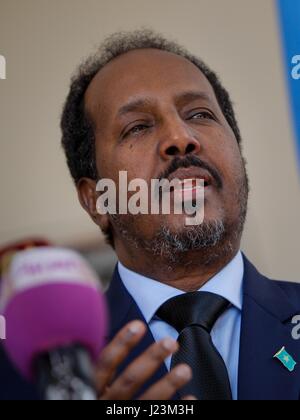 Il Presidente somalo Hassan Sheikh Mohamud parla durante una conferenza stampa con le Nazioni Unite a Villa Somalia Ottobre 26, 2013 a Mogadiscio, in Somalia. (Foto di Stuart Prezzo/AU-Nazioni Unite tramite Planetpix) Foto Stock