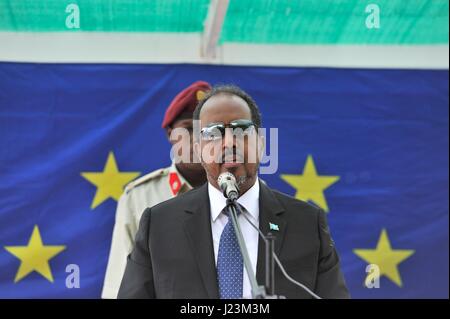 Il Presidente somalo Hassan Sheikh Mohamud parla durante un Unione Europea cerimonia del giorno 9 maggio 2016 a Mogadiscio, in Somalia. (Foto di Ilyas Ahmed /AU-Nazioni Unite tramite Planetpix) Foto Stock