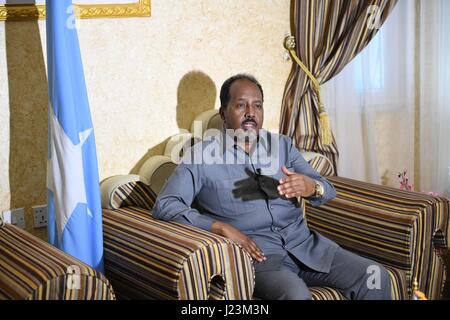 Il Presidente somalo Hassan Sheikh Mohamud parla alla stampa presso il palazzo presidenziale, il 3 gennaio 2017 a Mogadiscio, in Somalia. (Foto di Raymond Baguma /AU-Nazioni Unite tramite Planetpix) Foto Stock