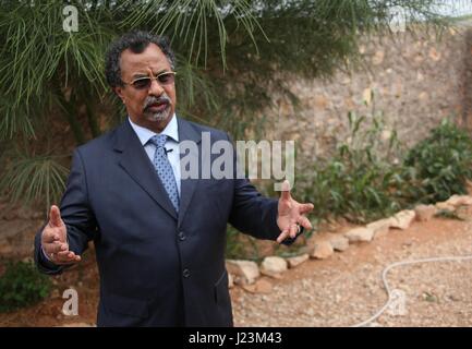 Il rappresentante speciale della Presidenza dell'somale commissione dell'Unione africana (AMISOM) Mohamet Saleh Annadif parla durante una visita ad una stazione di AMISOM Ottobre 15, 2013 in Belet Weyne, Somalia. (Foto di Ilyas A. Abukar /AU-Nazioni Unite tramite Planetpix) Foto Stock