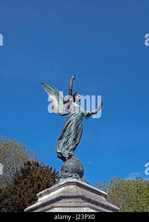 Una statua della Vittoria alata di Alfred Drury che sormonta il memoriale di guerra in Grove Park, Weston-super-Mare, Regno Unito Foto Stock