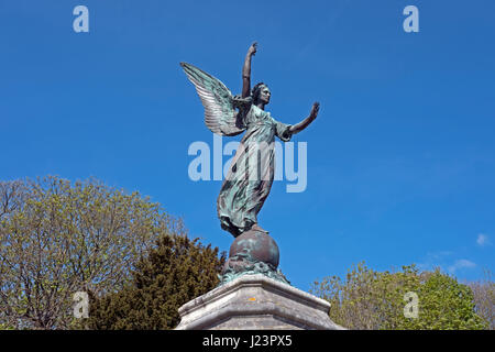 Una statua della Vittoria alata di Alfred Drury che sormonta il memoriale di guerra in Grove Park, Weston-super-Mare, Regno Unito Foto Stock