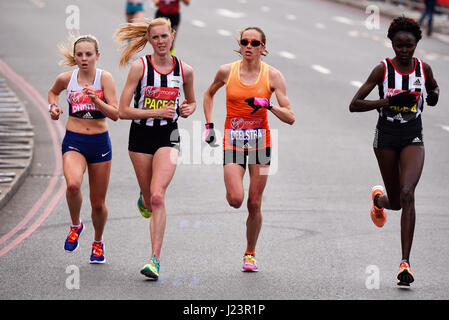 Charlotte Purdue, Andrea Deelstra alla Virgin London Marathon del 2017 dopo aver attraversato il Tower Bridge e accanto alla Torre di Londra, Regno Unito Foto Stock