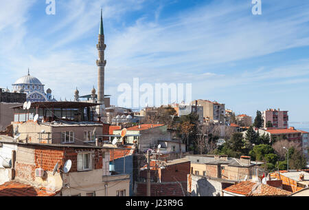 Panorama della città con le vecchie abitazioni e Fatih Camii (Esrefpasa) vecchia moschea, Izmir, Turchia Foto Stock