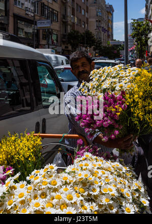 Primavera a Istanbul - venditore ambulante che vende la margherita e altri fiori in una ricca zona di Istanbul di Nisantasi, nel cuore della parte europea Foto Stock