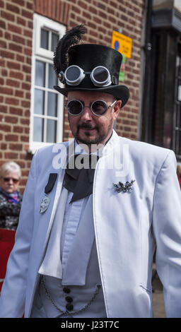 Un uomo vestito con un abito bianco e nero top hat a Whitby Goth celebrazioni in North Yorkshire, Inghilterra, Regno Unito Foto Stock