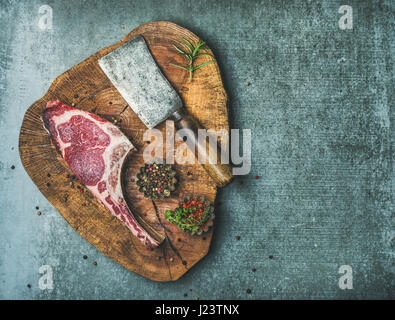 Invecchiato a secco di manzo crudo costata di manzo, spazio di copia Foto Stock