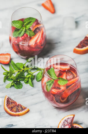 Frutta Sangria rinfrescanti cocktail in bicchieri di ghiaccio e menta Foto Stock