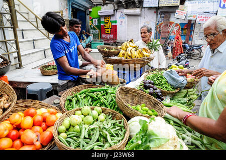 Udaipur, India, settembre 12, 2010: giovani uomini la vendita di frutta e verdura su un mercato localstreet in Udaipur. Foto Stock