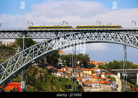 Dom Luis Bridge (Ponte Luis I) con treno metro, Porto, Portogallo Foto Stock