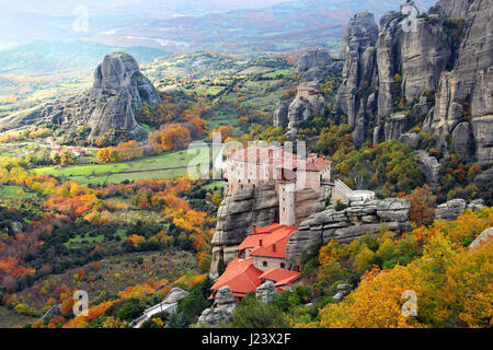 Splendidi paesaggi e i monasteri di Meteora in autunno e Kalambaka, Grecia Foto Stock