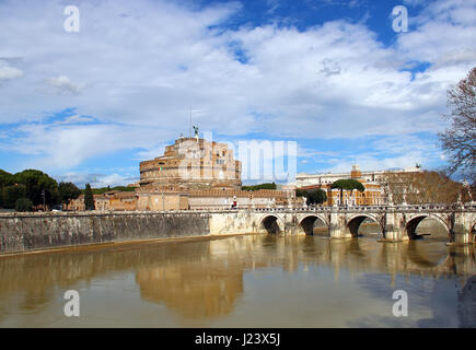 Sant'Angelo (St. Angelo) Il Castello e il ponte sul fiume Tevere a Roma, Italia Foto Stock