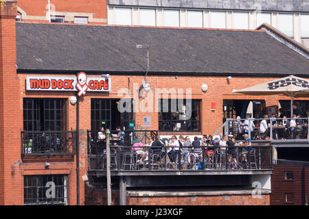 Intorno al porto di Bristol Inghilterra dock fango Cafe bar Foto Stock