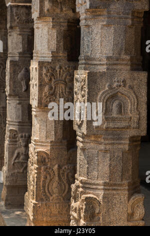 India, Kanyakumari distretto. Padmanabhapuram Palace, c. 1601 annuncio, il più grande palazzo di legno in India. Tempio del cortile, dettaglio di architettura del Kerala. Foto Stock