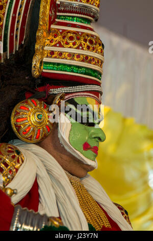 India, stato del Kerala, Villanjam aka Vizhinjam. Tradizionale Kathakali prestazioni, una delle principali forme di danza classica indiana, principalmente develo Foto Stock
