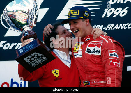 F1, Ferrari, Michael Schumacher e Jean Todt, GP belgium, Spa, 1996 Foto Stock