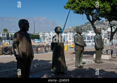Statue commemorare il 4 S. African Premio Nobel per la pace laureati-Albert Luthuli, Desmond Tutu, F. W. de Klerk e Nelson Mandela a Nobel Square, Città del Capo. Foto Stock