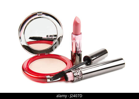Mascara, rossetto e polvere isolata su sfondo bianco Foto Stock